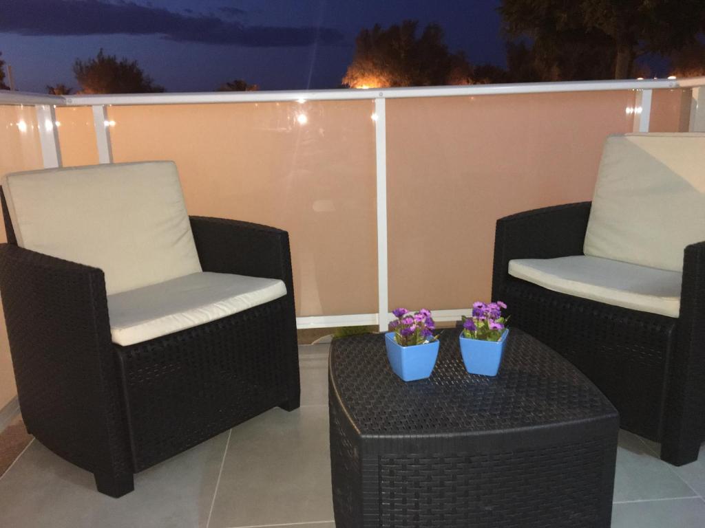 Terrazza al tramonto con divani relax